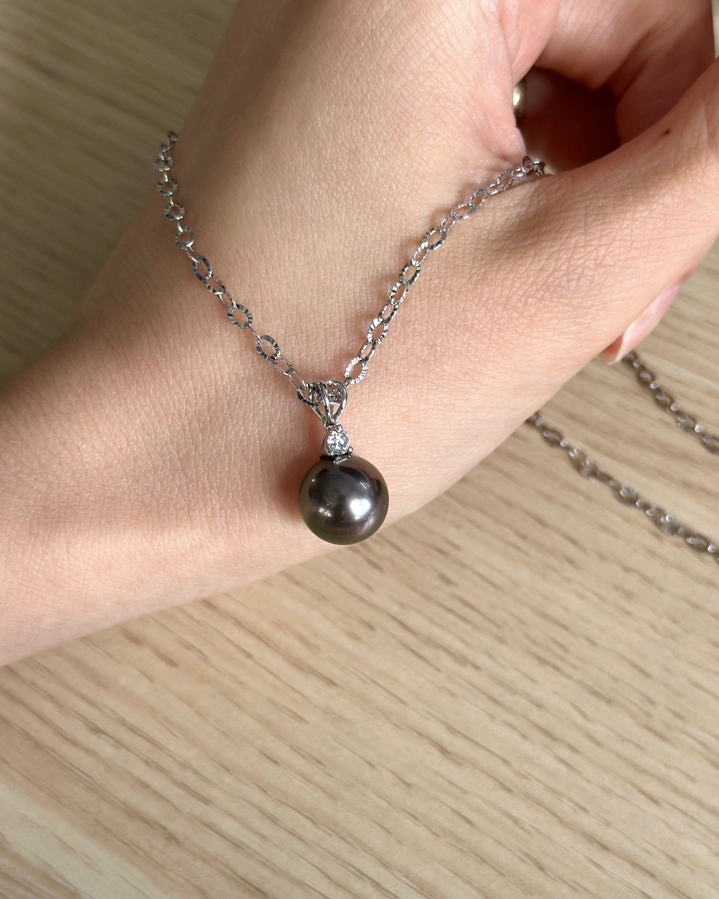 18K White Gold Black Tahiti Pearl 11 mm And Natural Diamond Necklace
