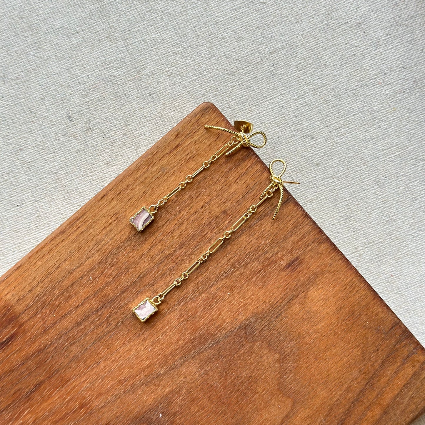 Rhodochrosite And Bow Asymmetric Gold-plated Earring