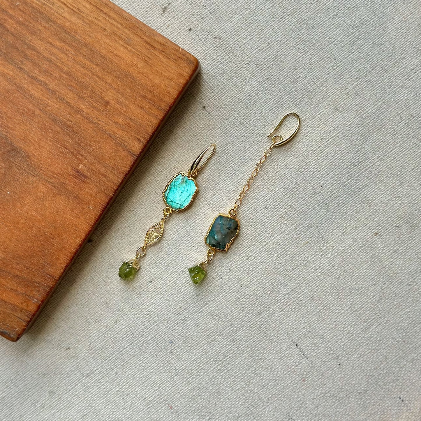 Labradorite And Peridot Raw Stone Asymmetric Gold-plated Earring