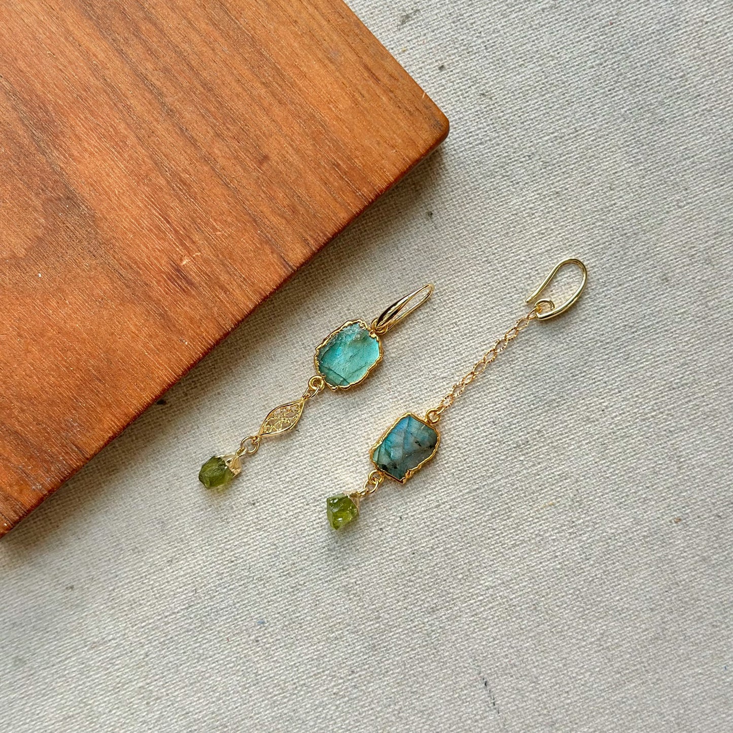 Labradorite And Peridot Raw Stone Asymmetric Gold-plated Earring