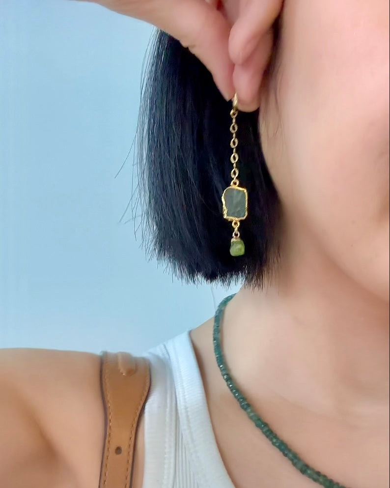 Labradorite And Peridot Raw Stone Asymmetric Gold-plated Earring