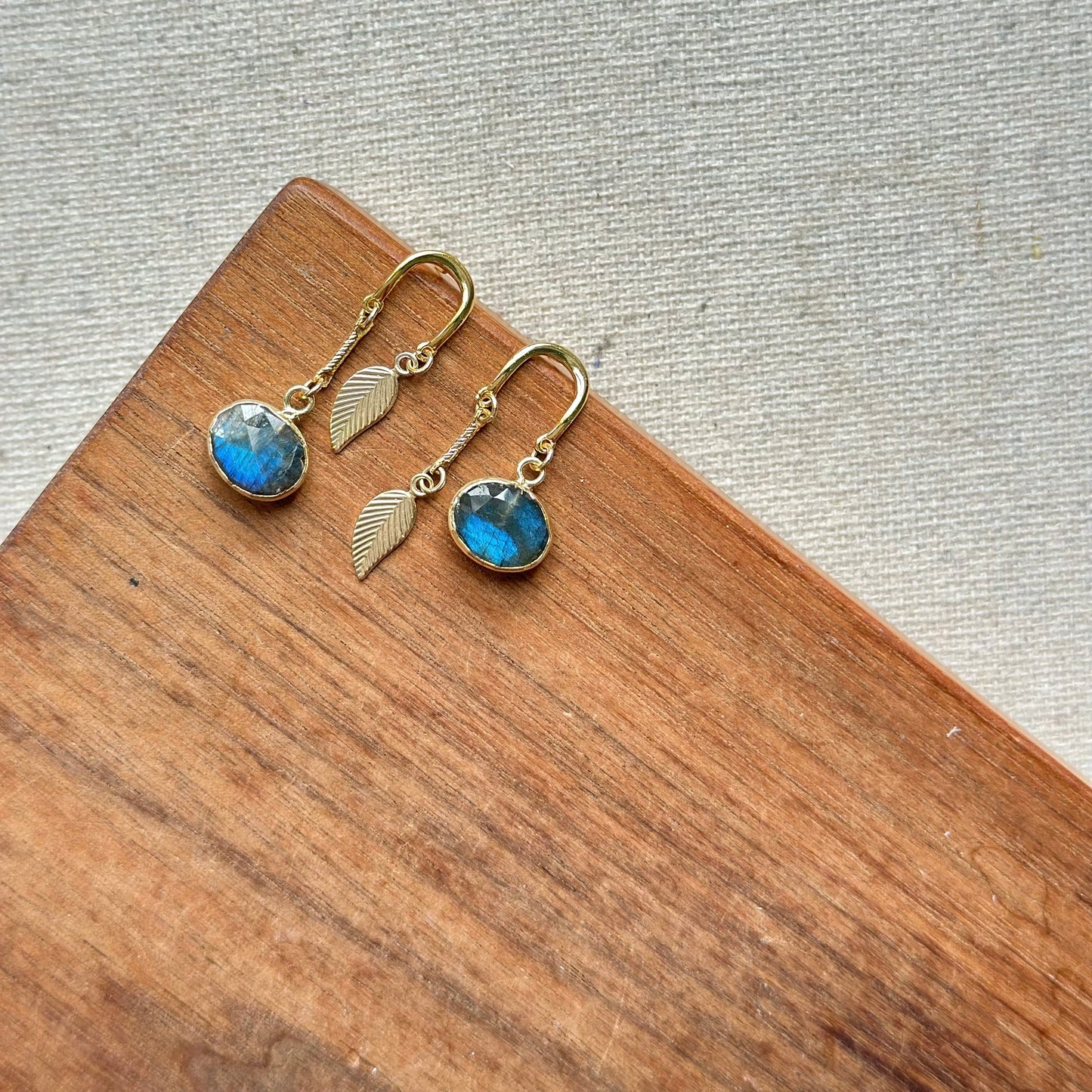Labradorite And Leaves U-shaped Gold-plated Earring