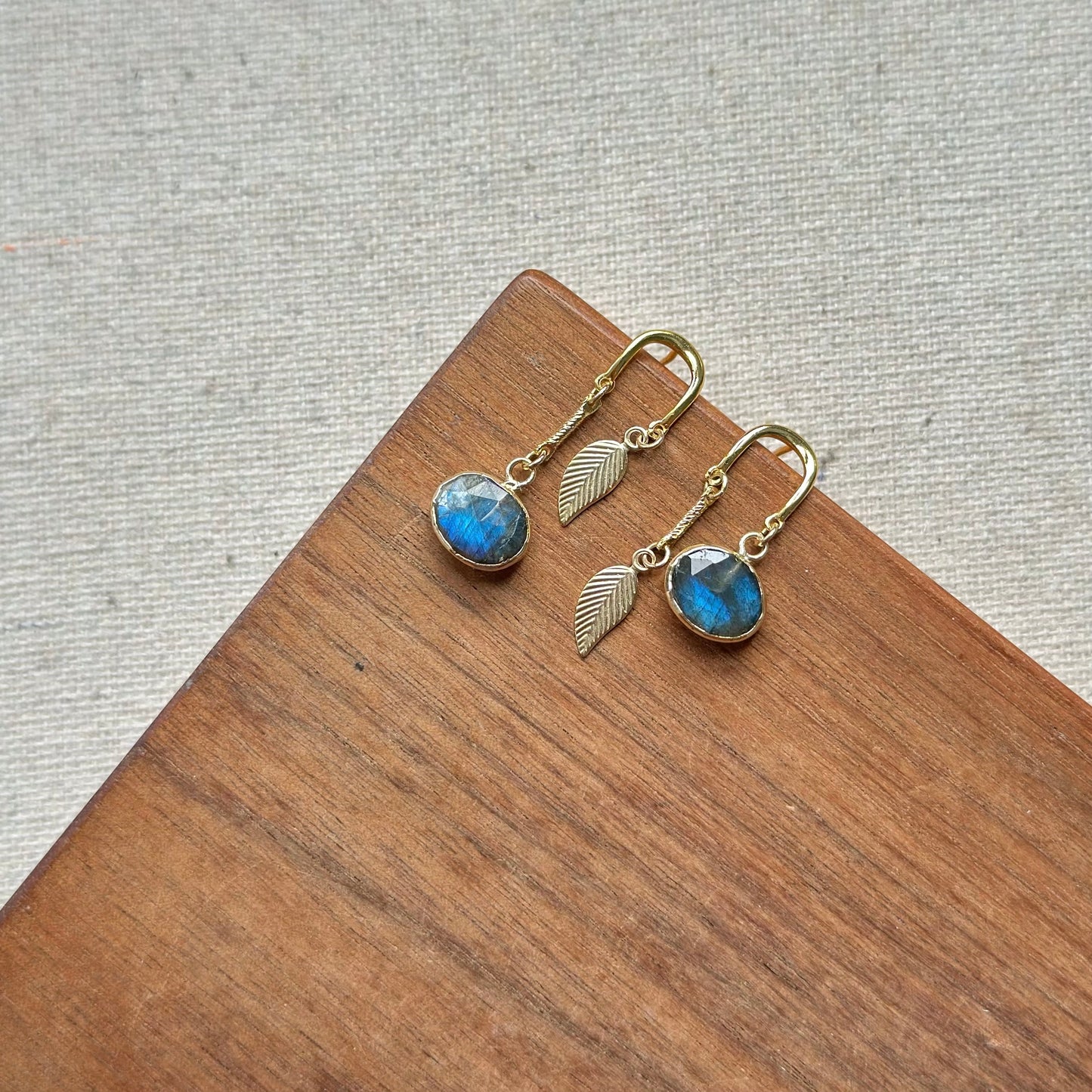 Labradorite And Leaves U-shaped Gold-plated Earring