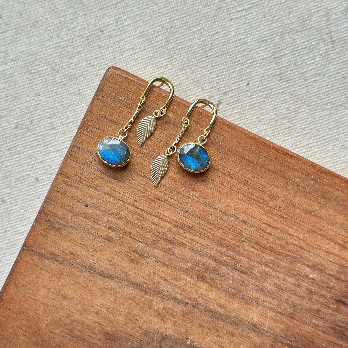 Labradorite And Leaves U-shaped Gold-plated Earring