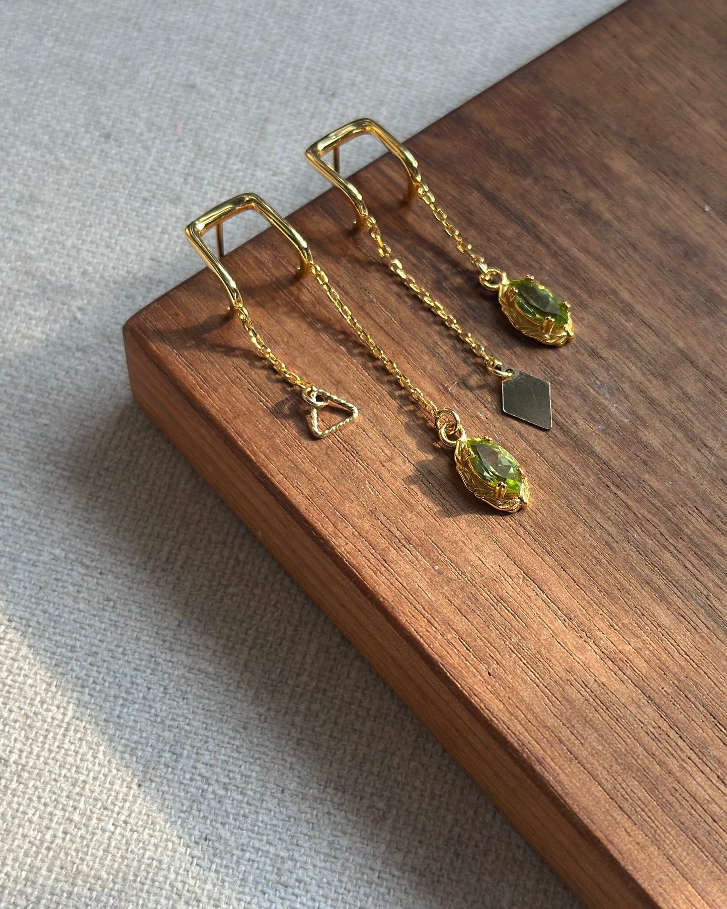 Peridot Geometric U-shaped Gold-plated Earring