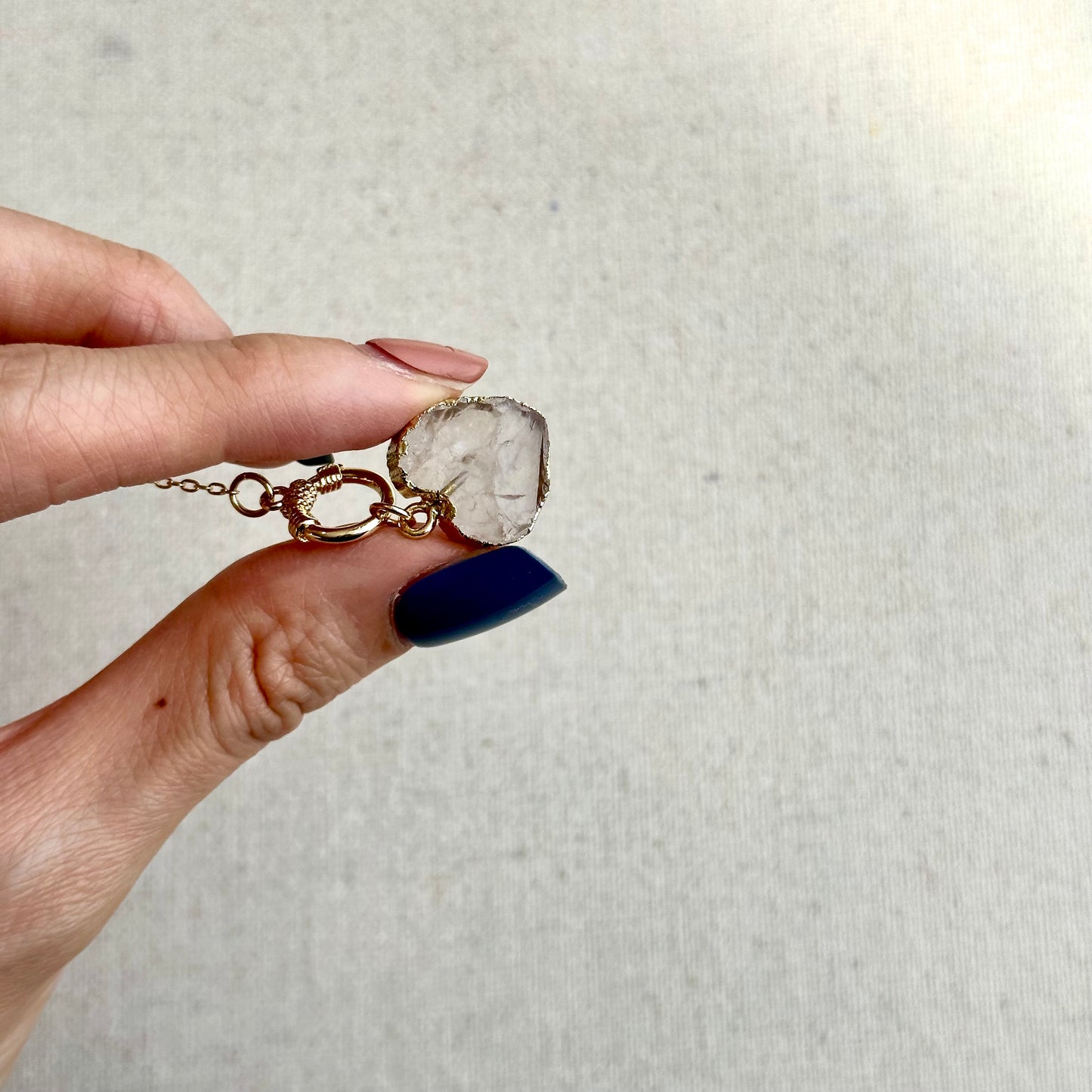 Heart-shaped Rose Quartz Raw Stone Hoop Toggle Gold-plated Necklace