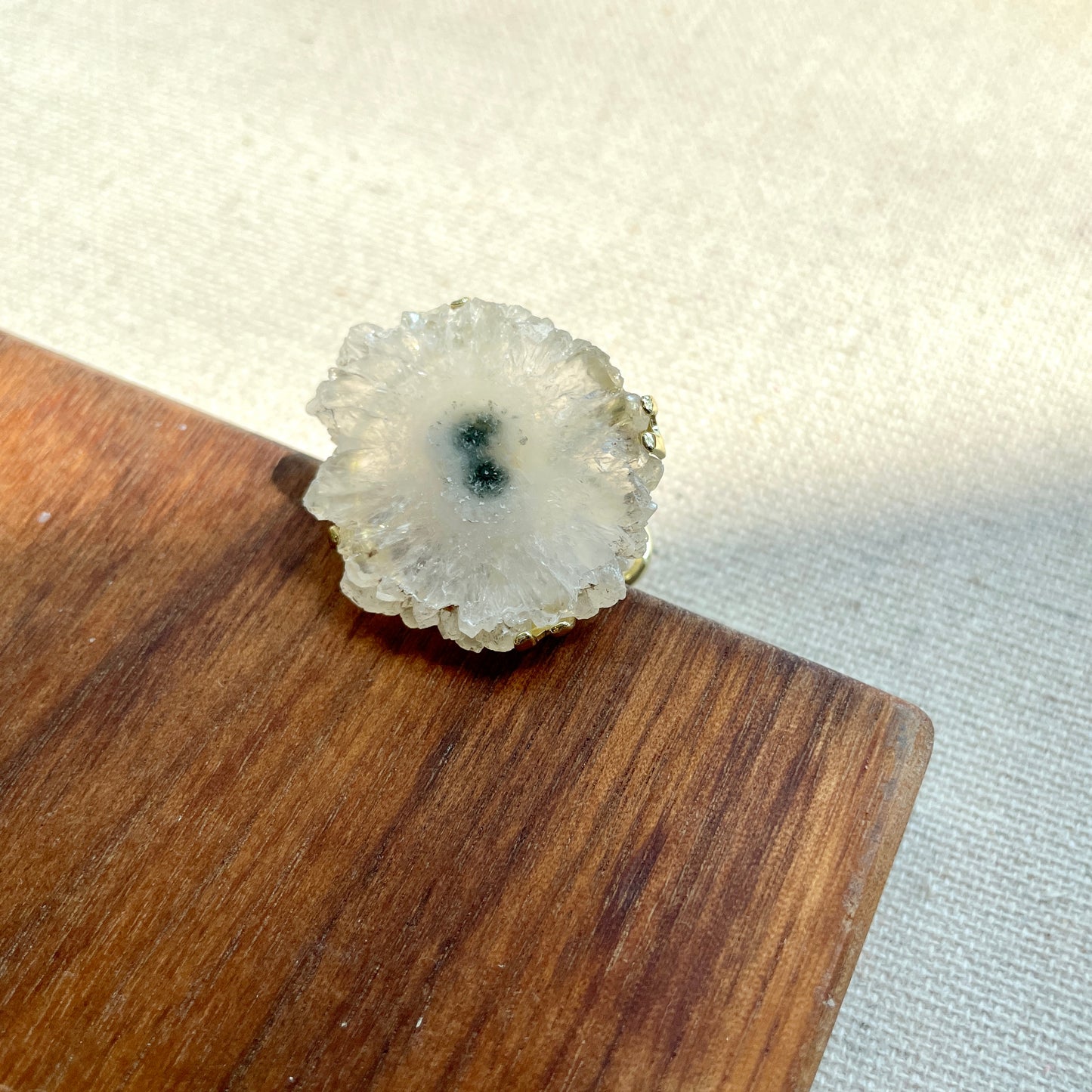 Oversized White Agate Adjustable Adjustable Gold-plated Ring