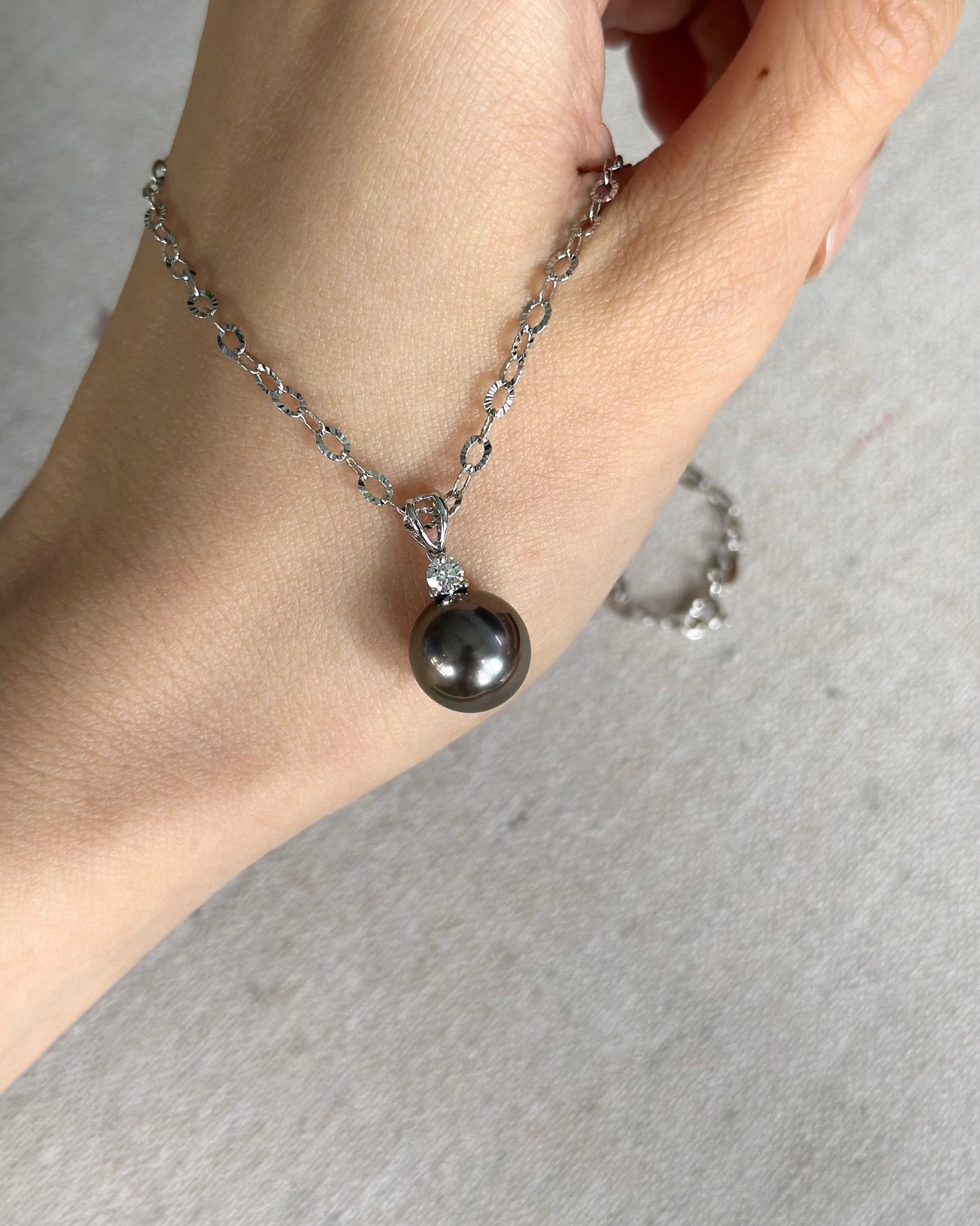 18K White Gold Black Tahiti Pearl 11 mm And Natural Diamond Necklace
