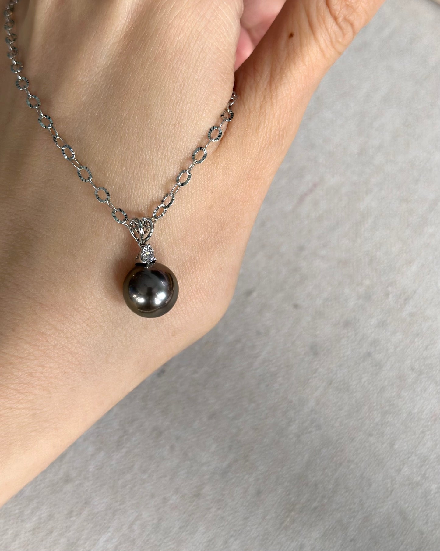 18K White Gold Black Tahiti Pearl 11 mm And Natural Diamond Necklace