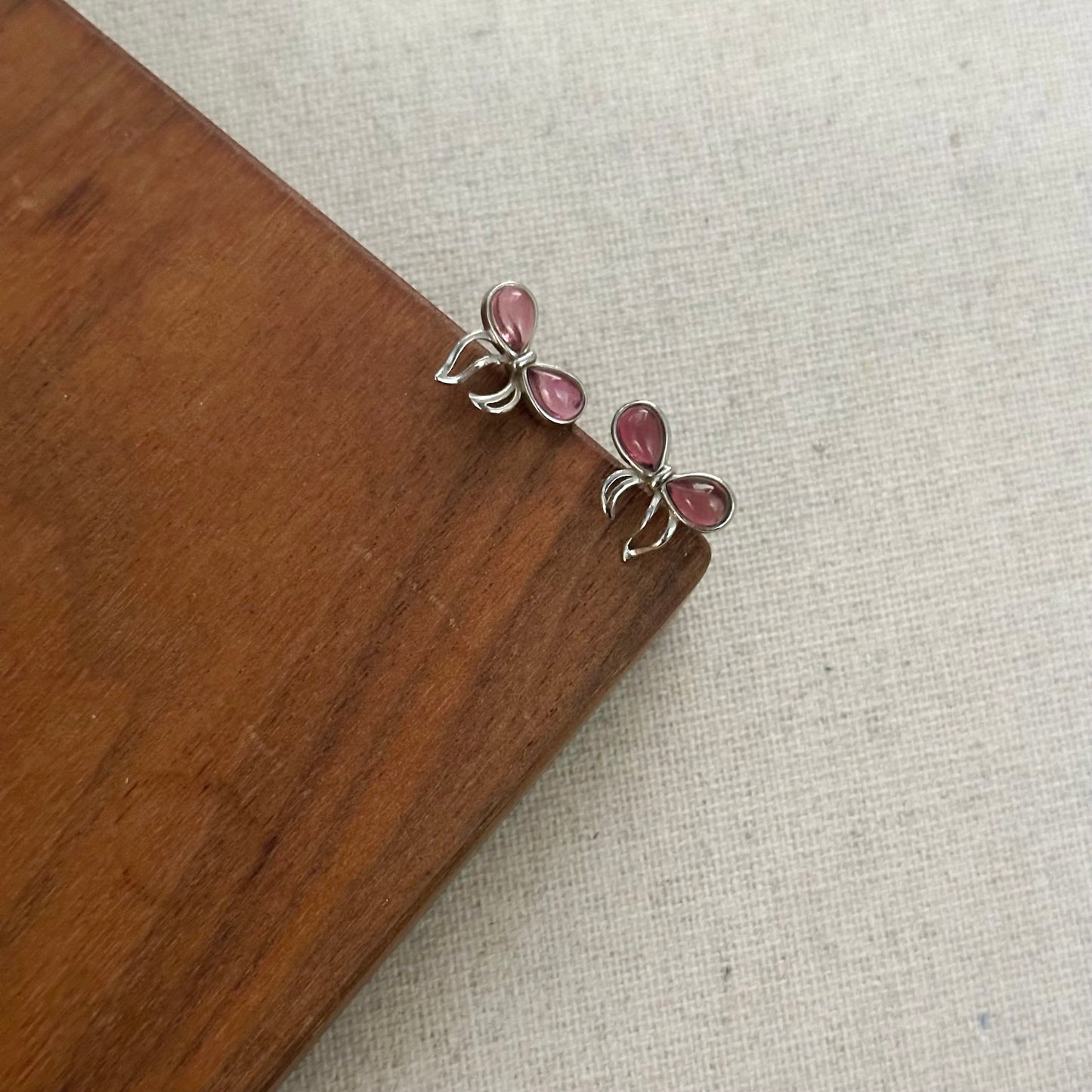 Garnet Ribbon Sterling Silver Stud