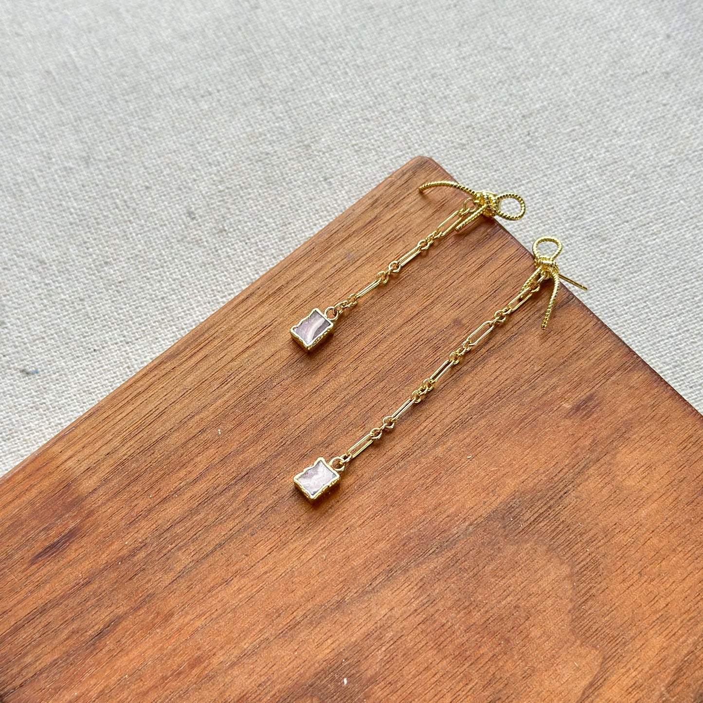 Rhodochrosite And Bow Asymmetric Gold-plated Earring