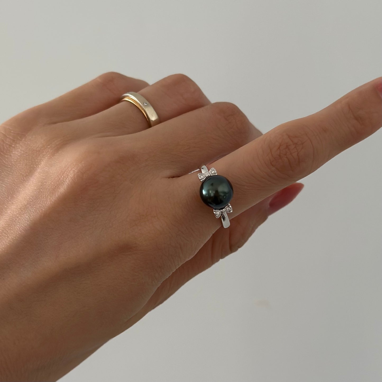 18K White Solid Gold Black Tahiti Pearl And Natural Diamond Ring