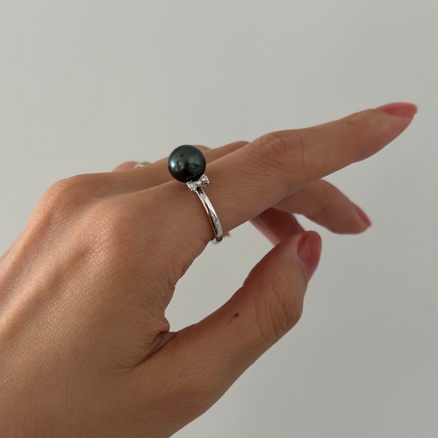 18K White Solid Gold Black Tahiti Pearl And Natural Diamond Ring