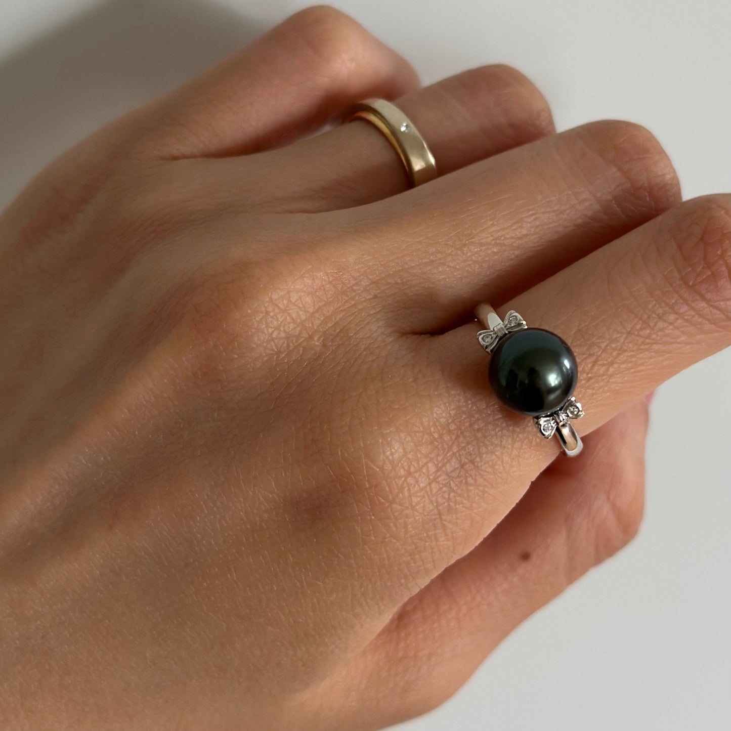 18K White Solid Gold Black Tahiti Pearl And Natural Diamond Ring