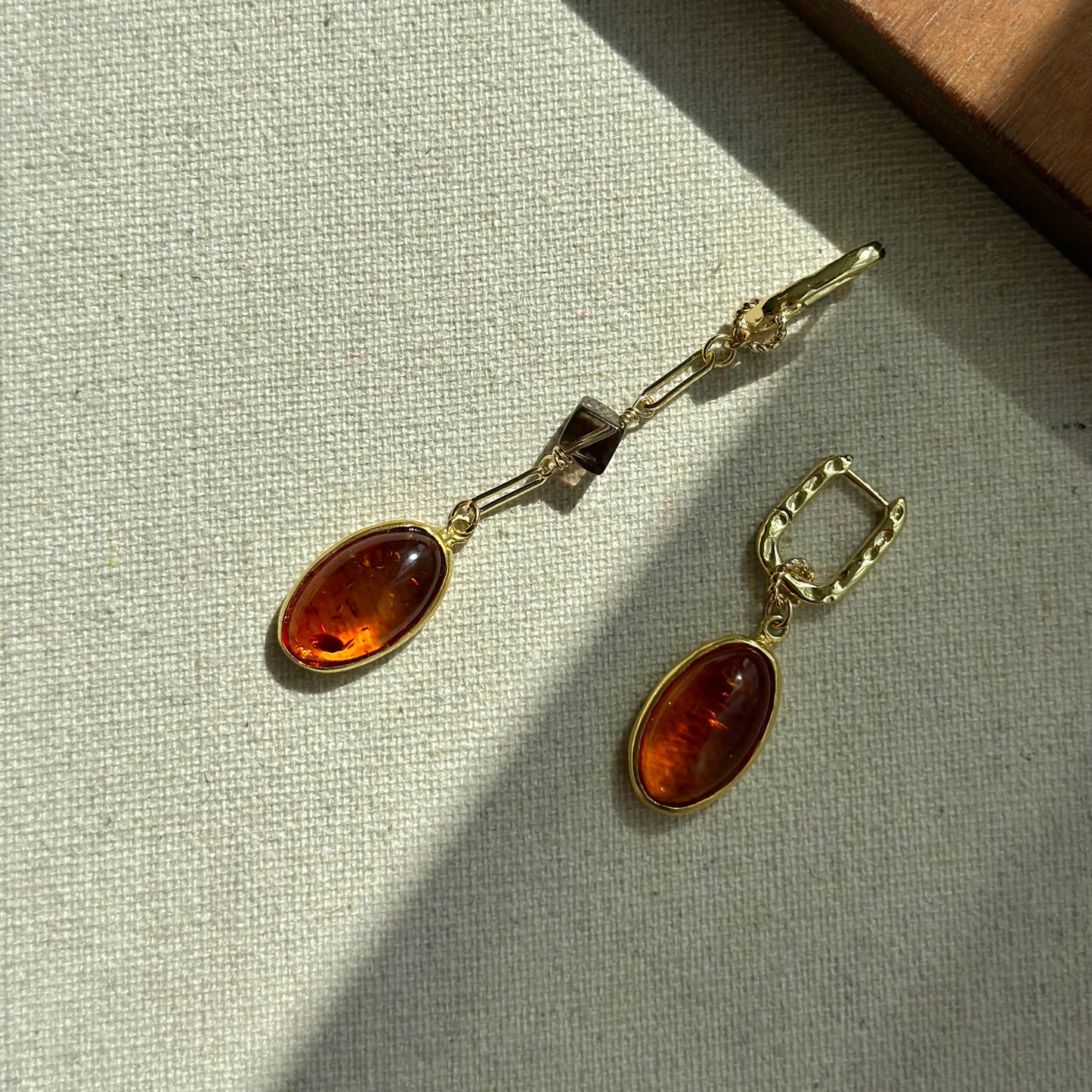 Amber And Smoky Quartz Two-way Textured Gold-plated Ear Hoop