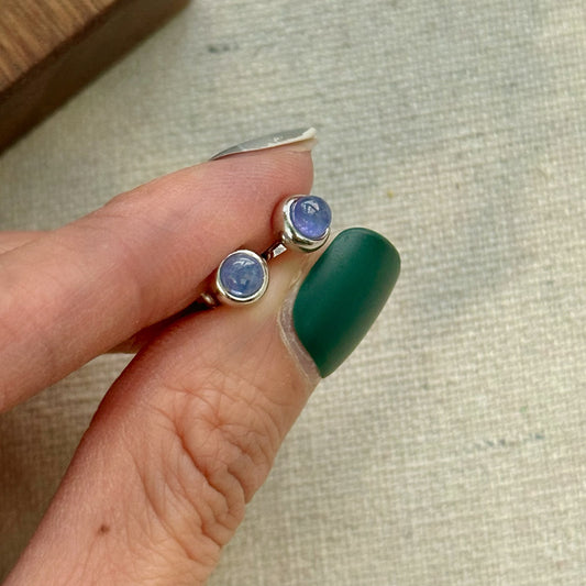 Tanzanite Round-shaped Cabochon Sterling Silver Ear Stud