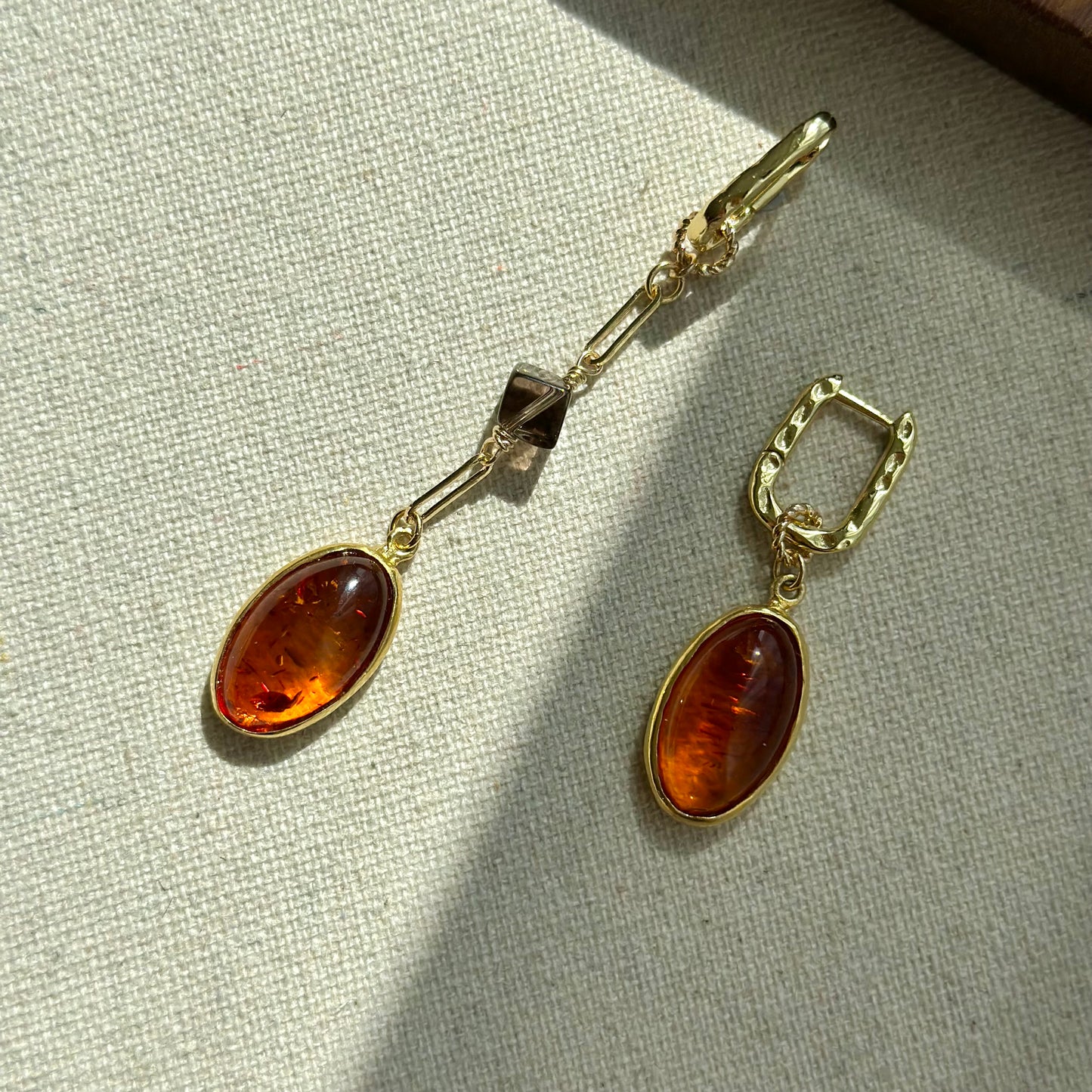 Amber And Smoky Quartz Two-way Textured Gold-plated Ear Hoop