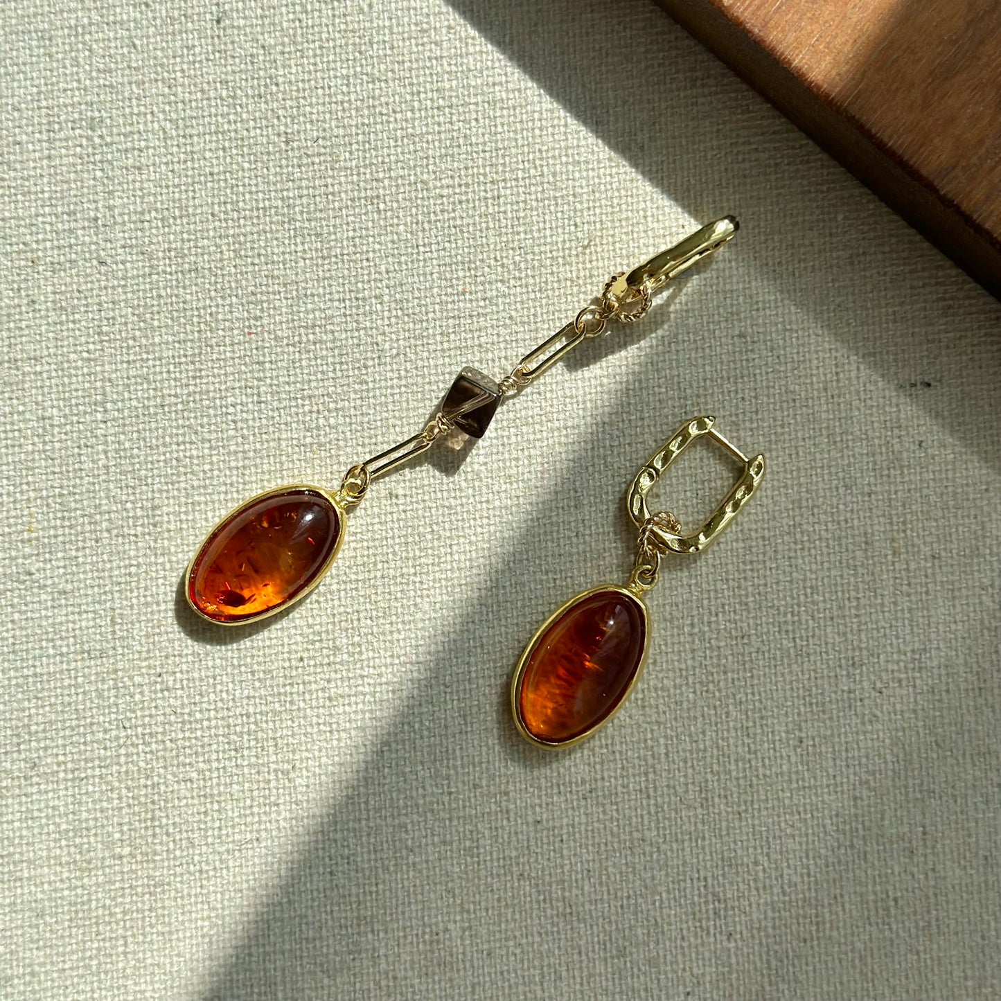 Amber And Smoky Quartz Two-way Textured Gold-plated Ear Hoop