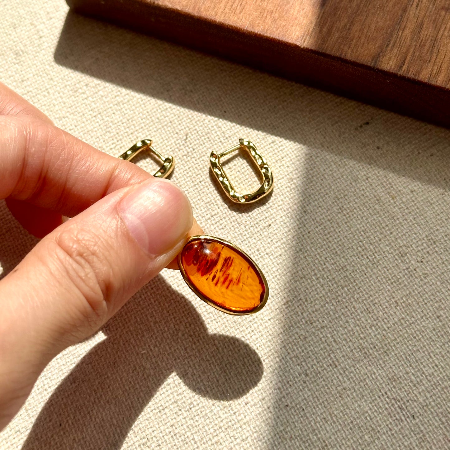 Amber And Smoky Quartz Two-way Textured Gold-plated Ear Hoop