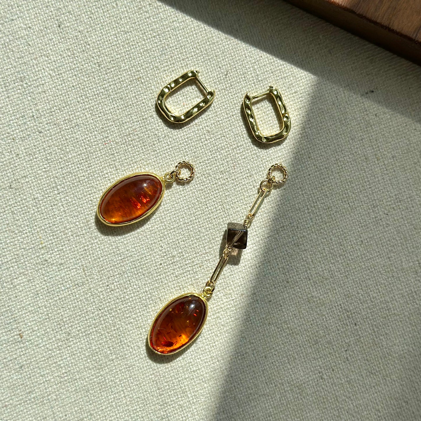 Amber And Smoky Quartz Two-way Textured Gold-plated Ear Hoop