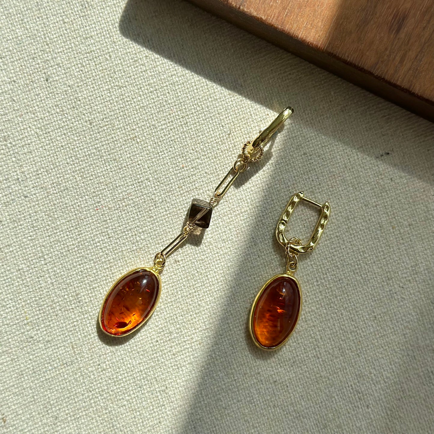 Amber And Smoky Quartz Two-way Textured Gold-plated Ear Hoop