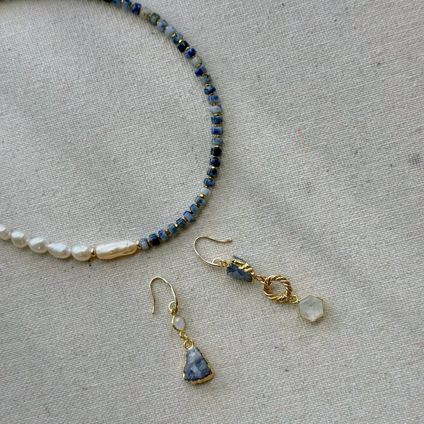 Sodalite And Baroque Pearls Beaded Asymmetric Choker Necklace