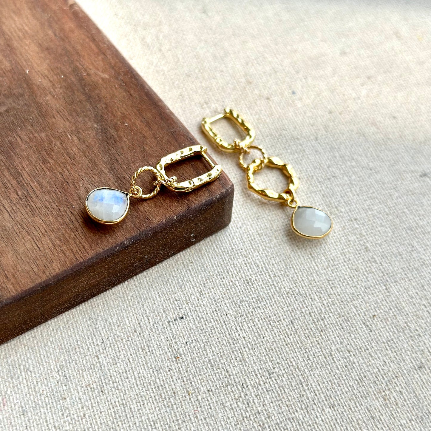 Moonstone Two-way Textured Gold-plated Ear Hoop