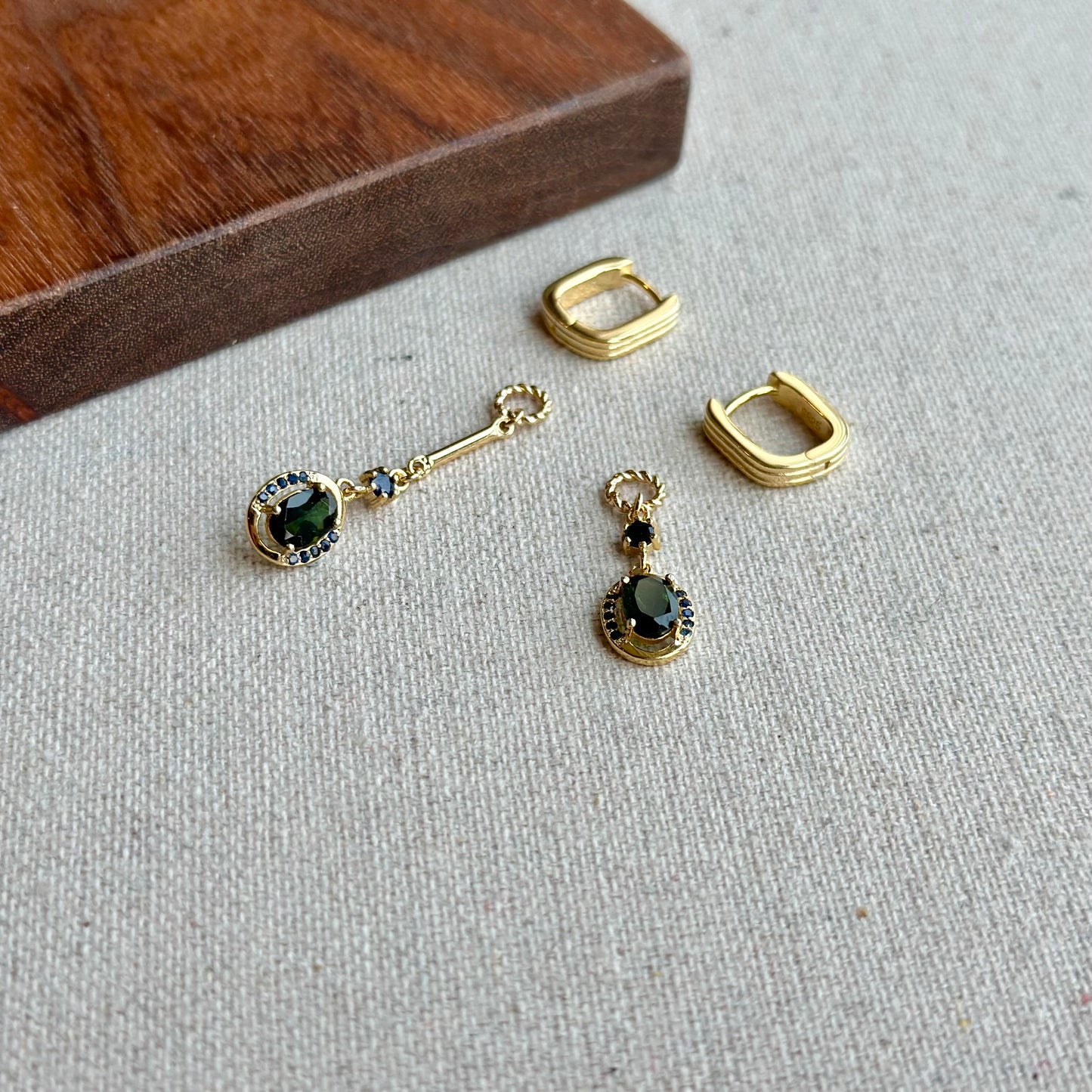 Green Tourmaline And Sapphire Two-way Textured Gold-plated Ear Hoop