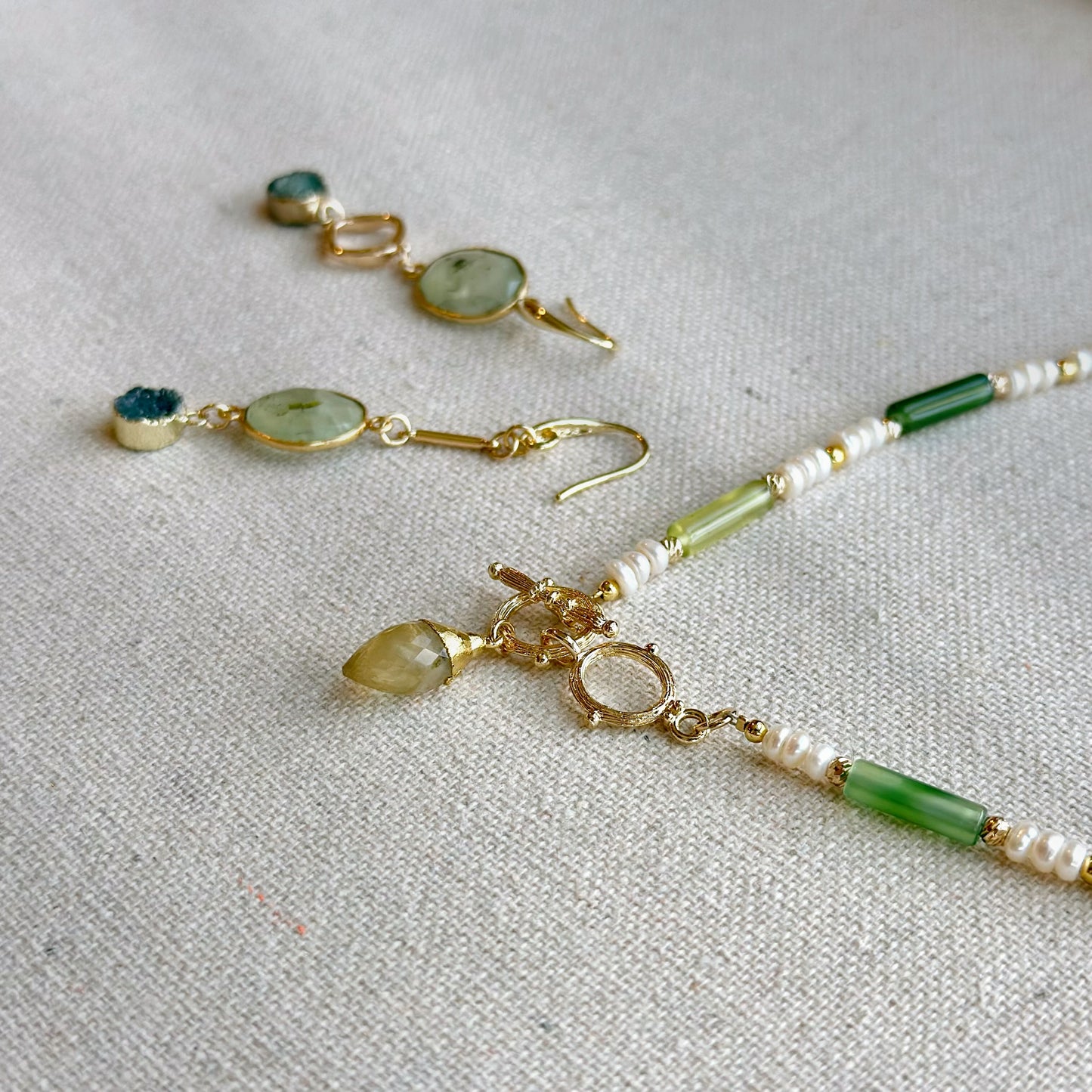 Prehnite And Agate Mixed Freshwater Pearl Beaded Hoop Toggle Necklace